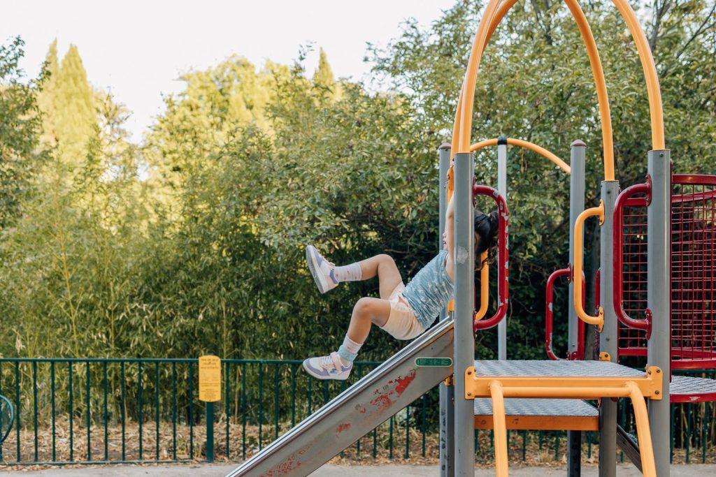 Enfants jouant dans un parc à Marseille 13008 lors d’une séance photo famille