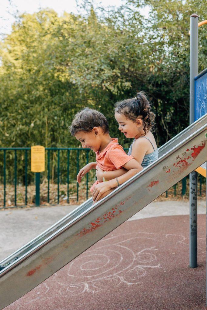 Enfants jouant dans un parc à Marseille 13008 lors d’une séance photo famille