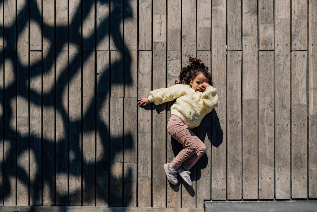 petite fille lors d'une séance photo famille au Mucem à Marseille