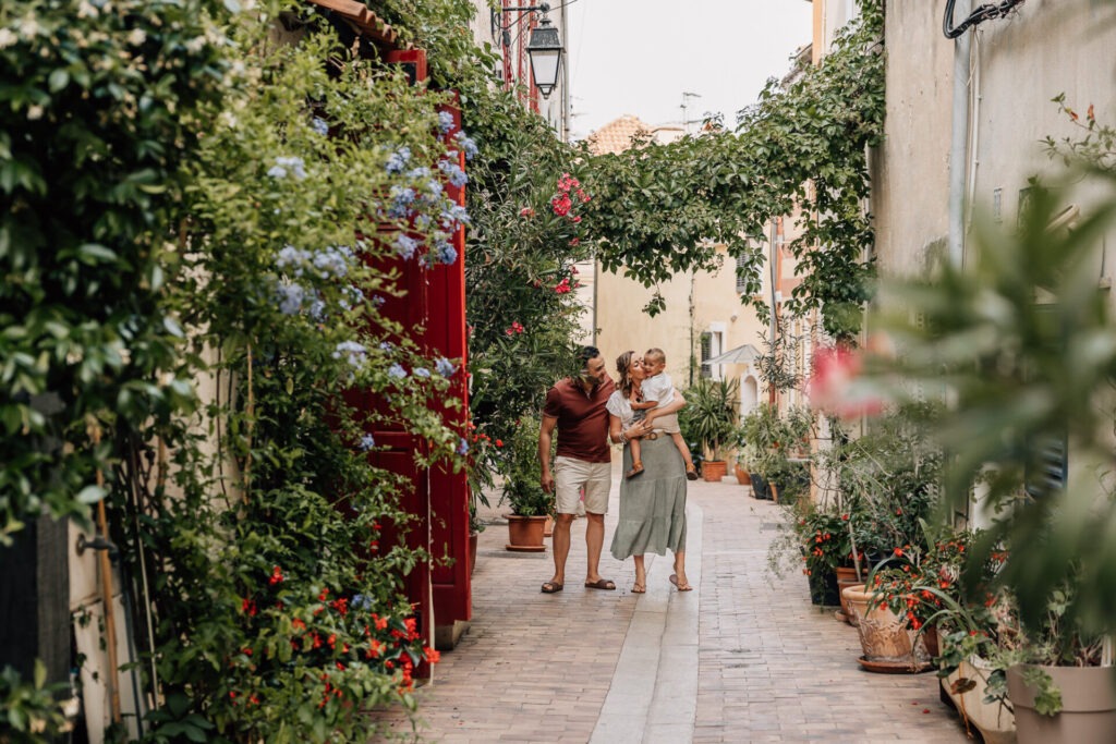 Séance photo famille à Cassis dans une ruelle fleurie du centre historique
