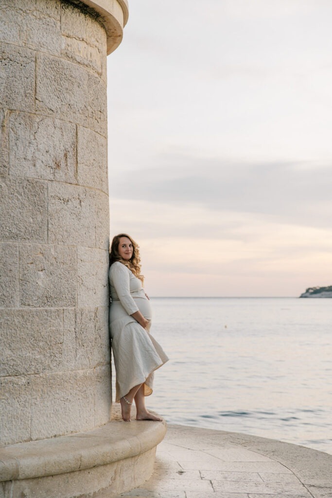 portrait de femme enceinte au phare de Cassis face à la méditerrannée, style minimaliste