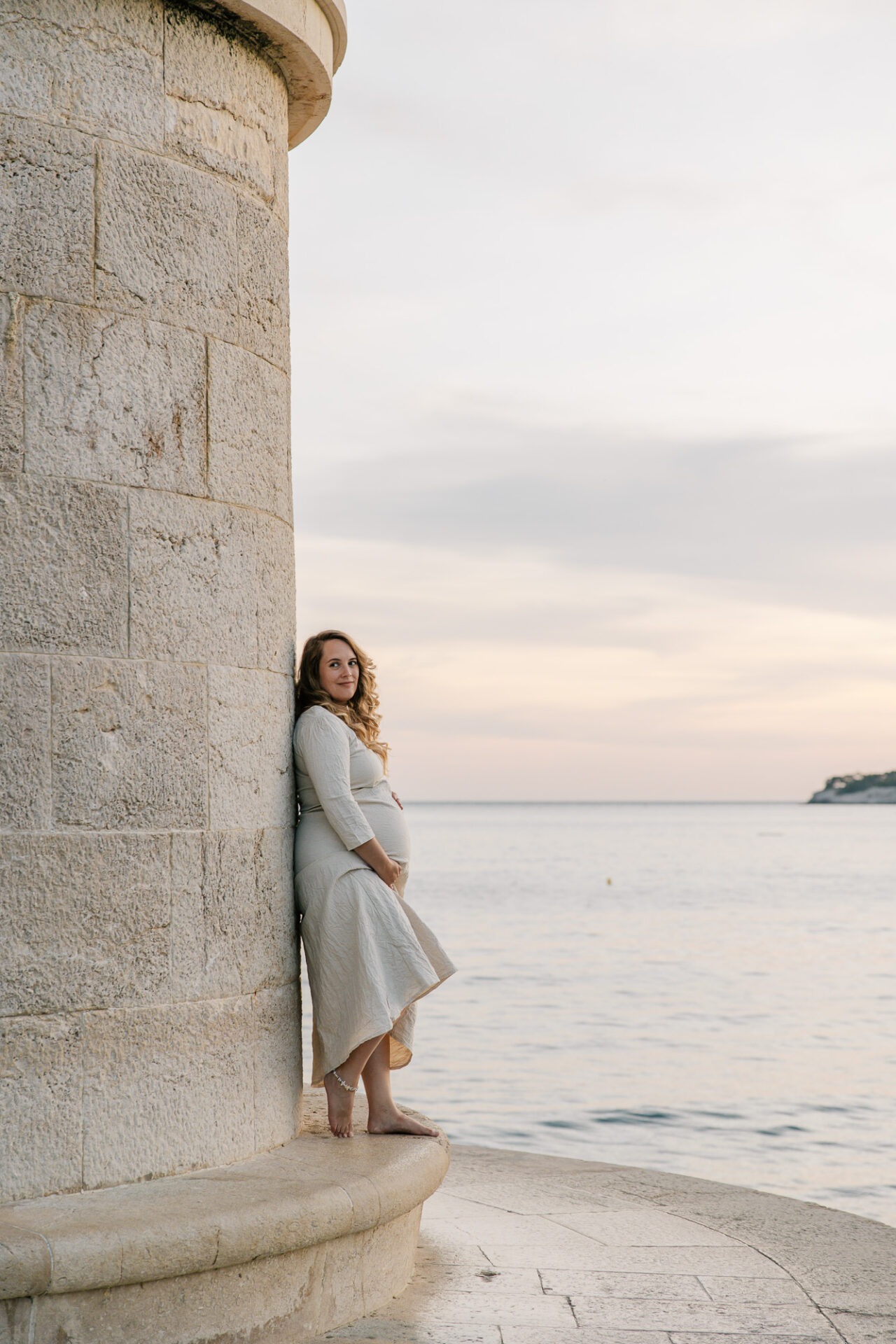 portrait de femme enceinte au phare de Cassis face à la méditerrannée, style minimaliste