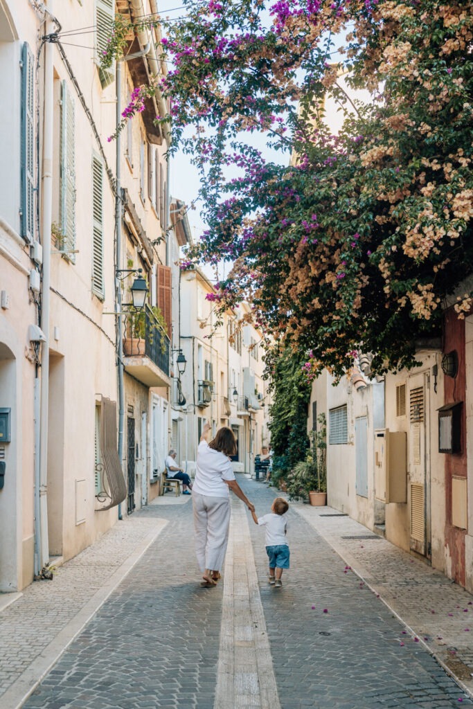 Séance photo famille à Cassis sous les bougainvilliers dans une ruelle colorée