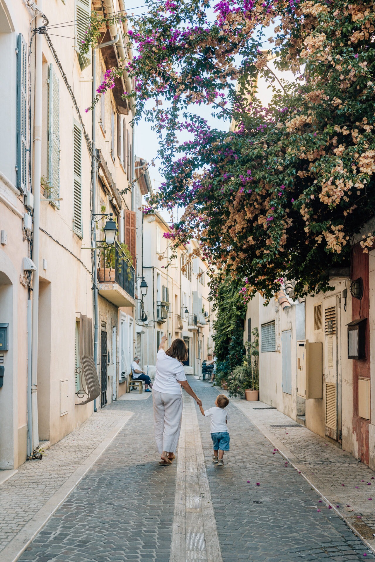 Séance photo famille à Cassis sous les bougainvilliers dans une ruelle colorée