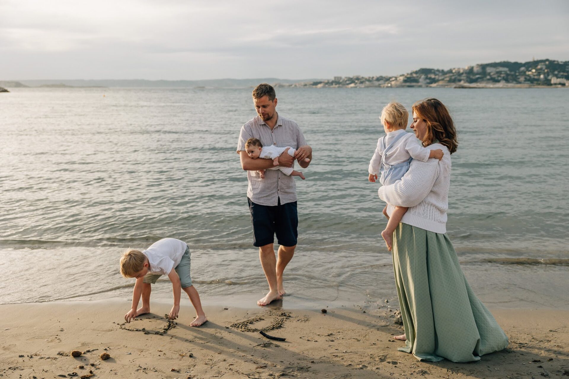 Famille avec bébé sur la plage de la Pointe Rouge lors d’une séance photo bébé à Marseille