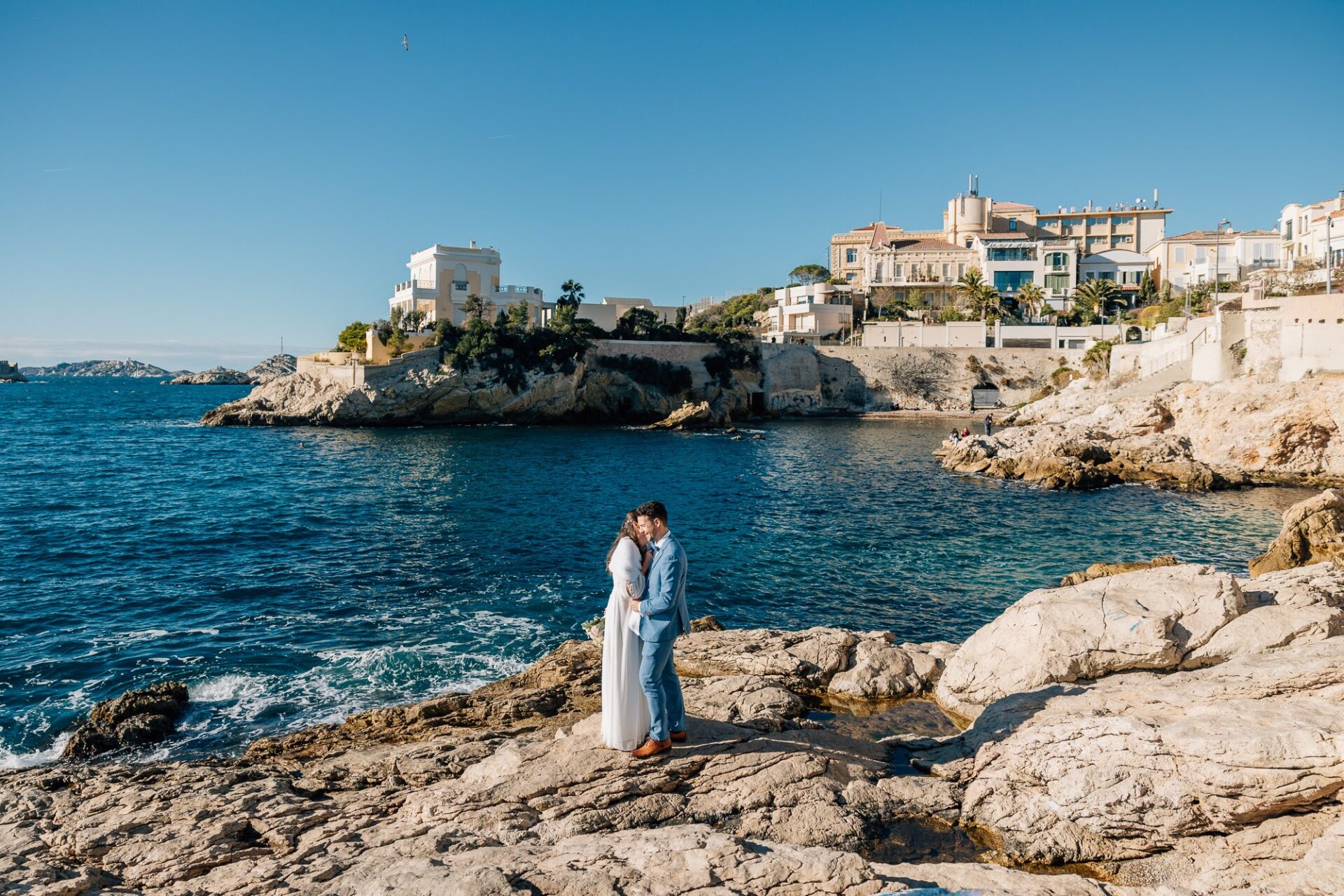 Mariage en bord de mer à Marseille – séance photo couple à Malmousque