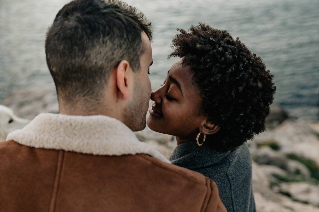 Gros plan d’un couple enlacé pendant une séance photo couple à Marseille