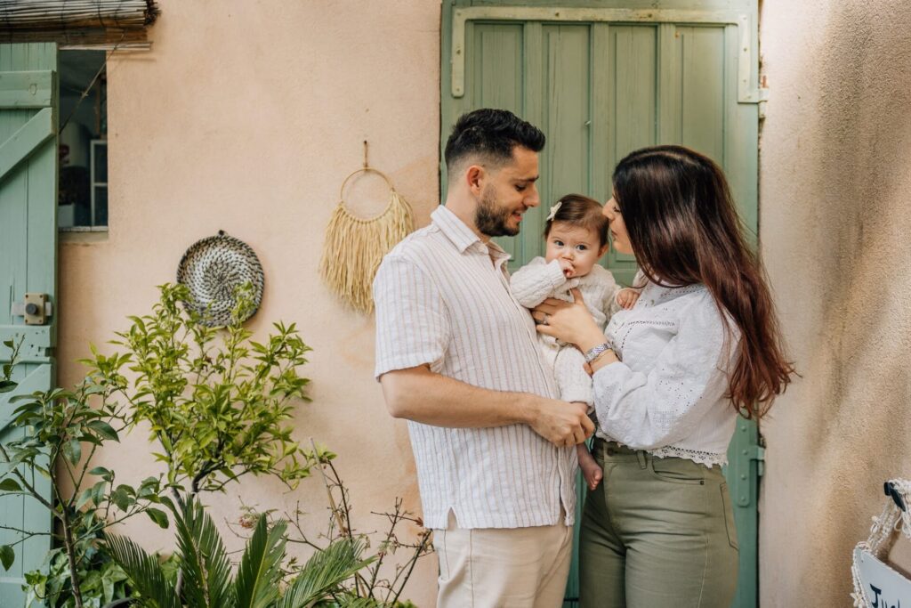 Parents avec leur bébé lors d’une séance photo bébé à domicile à Aix-en-Provence