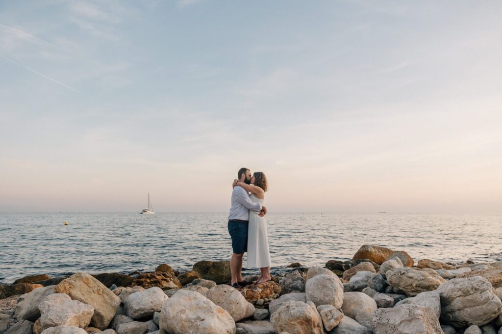 Couple enlacé au bord de la mer pendant une séance photo à Marseille