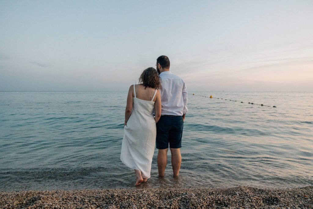 Couple dans l’eau au bord de mer pendant une séance photo couple à Marseille