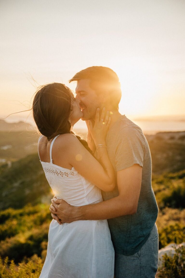 couple qui s’embrasse pendant une séance photo au coucher de soleil à Marseille