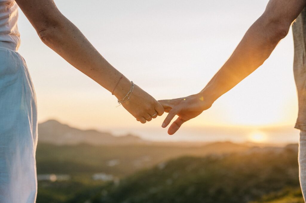 mains de couple au coucher du soleil pendant une séance photo à Marseille