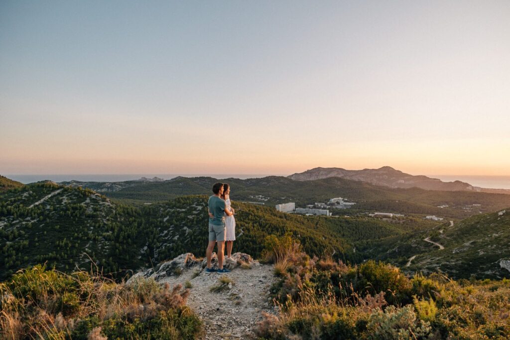 couple face au paysage lors d’une séance photo au coucher du soleil à Marseille