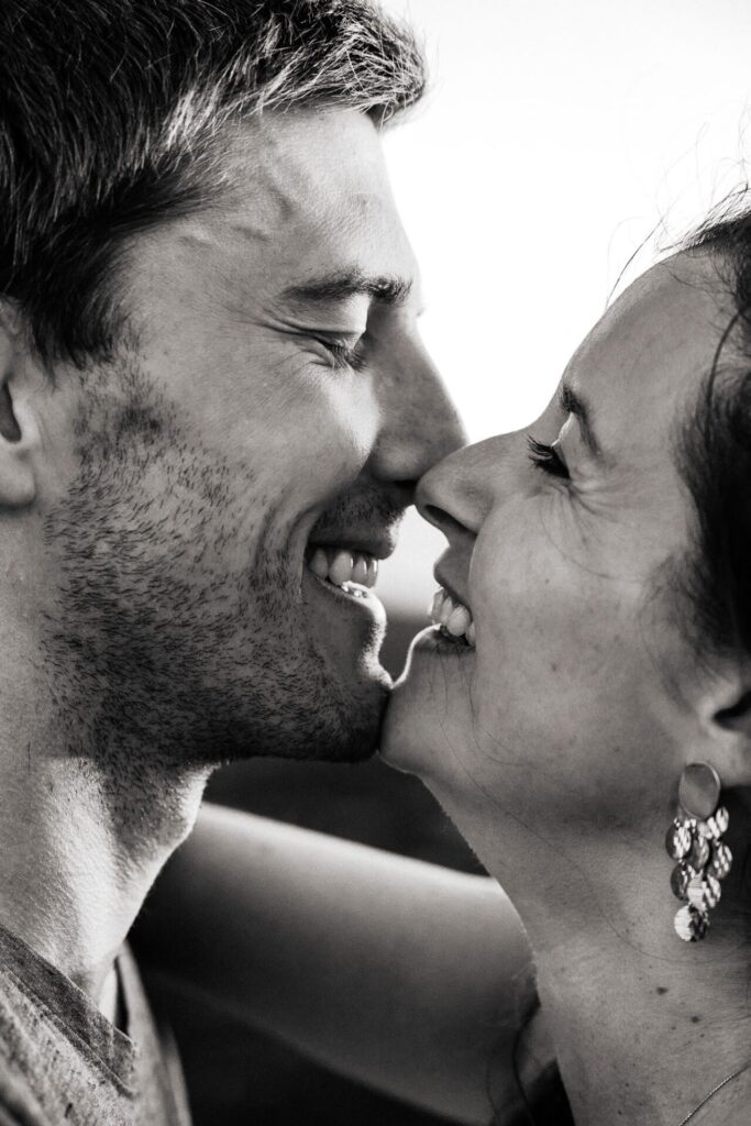 portrait naturel de couple pendant une séance photo à Marseille