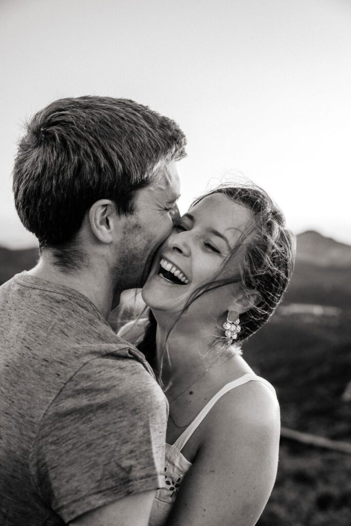 portrait naturel de couple pendant une séance photo à Marseille