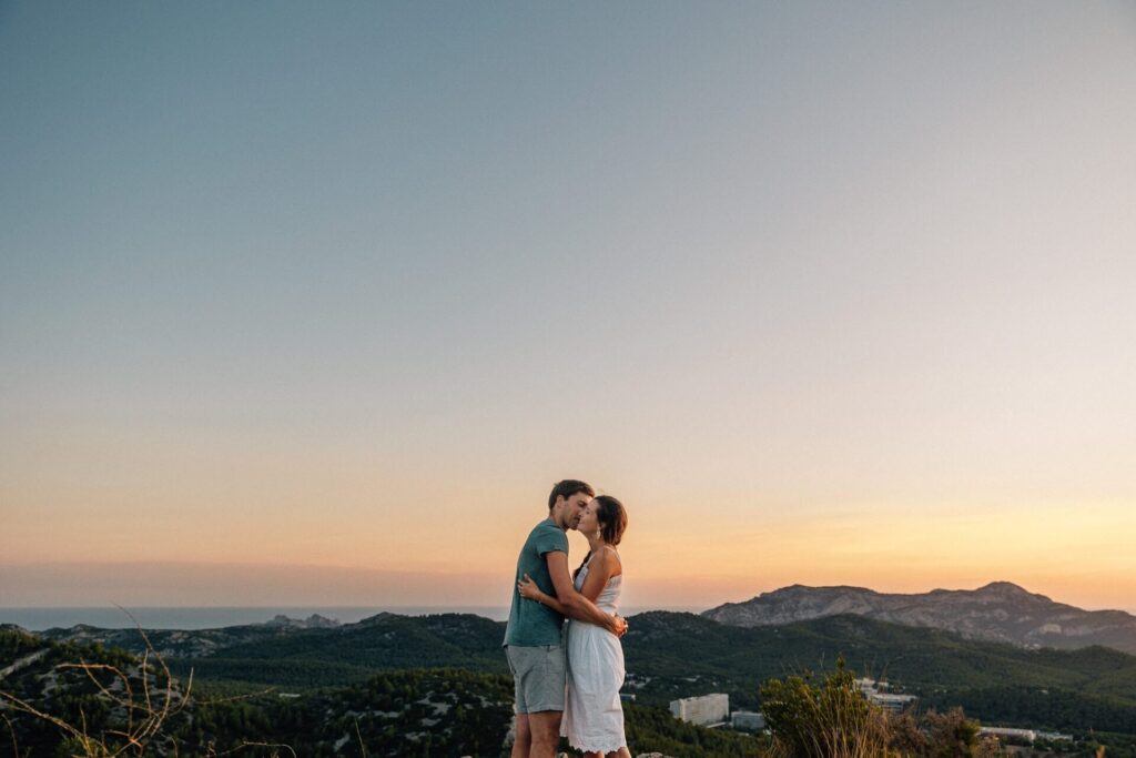 couple amoureux pendant une séance photo engagement à Marseille