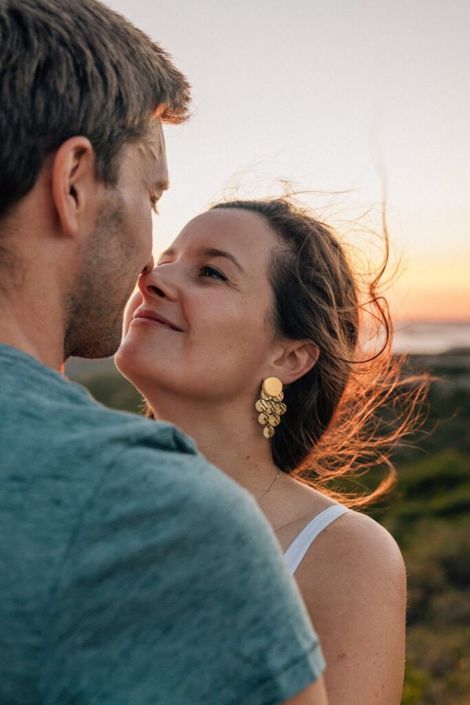 portrait naturel de couple au coucher du soleil à Marseille