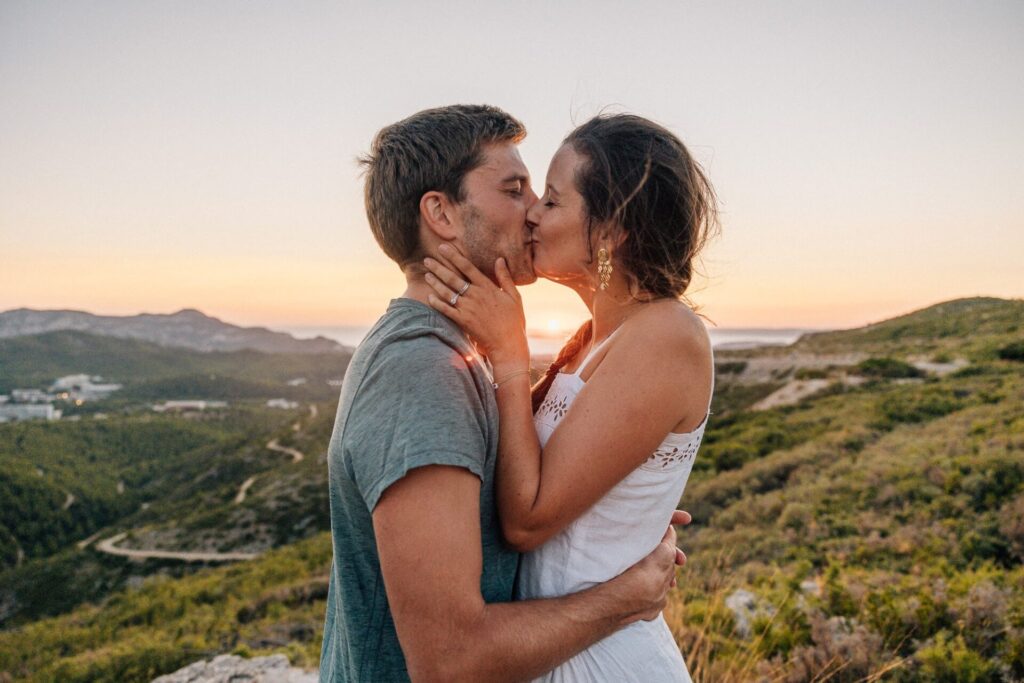 couple qui s’embrasse avec vue sur les collines de Marseille au coucher du soleil
