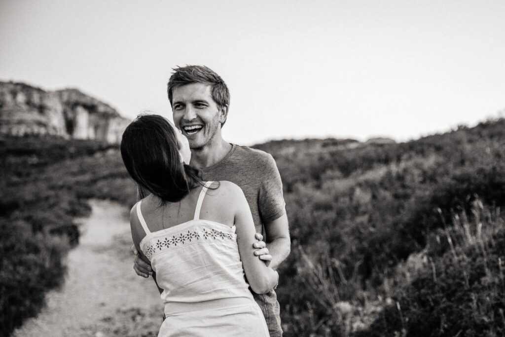 Couple qui rit dans les collines autour de Marseille pendant une séance photo