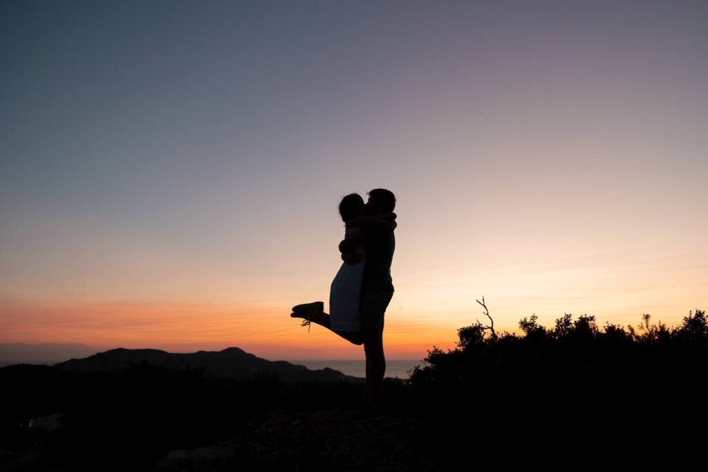silhouette de couple au coucher du soleil sur les collines de Marseille
