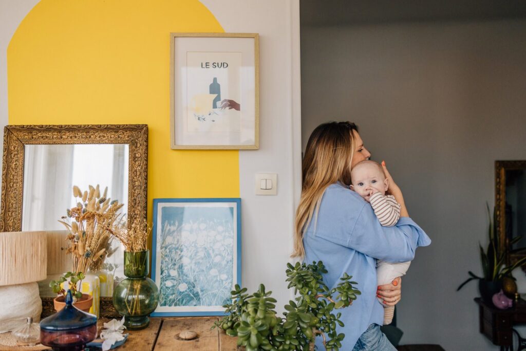 bébé dans les bras de sa maman dans leur domicile coloré de Malmousque à marseille