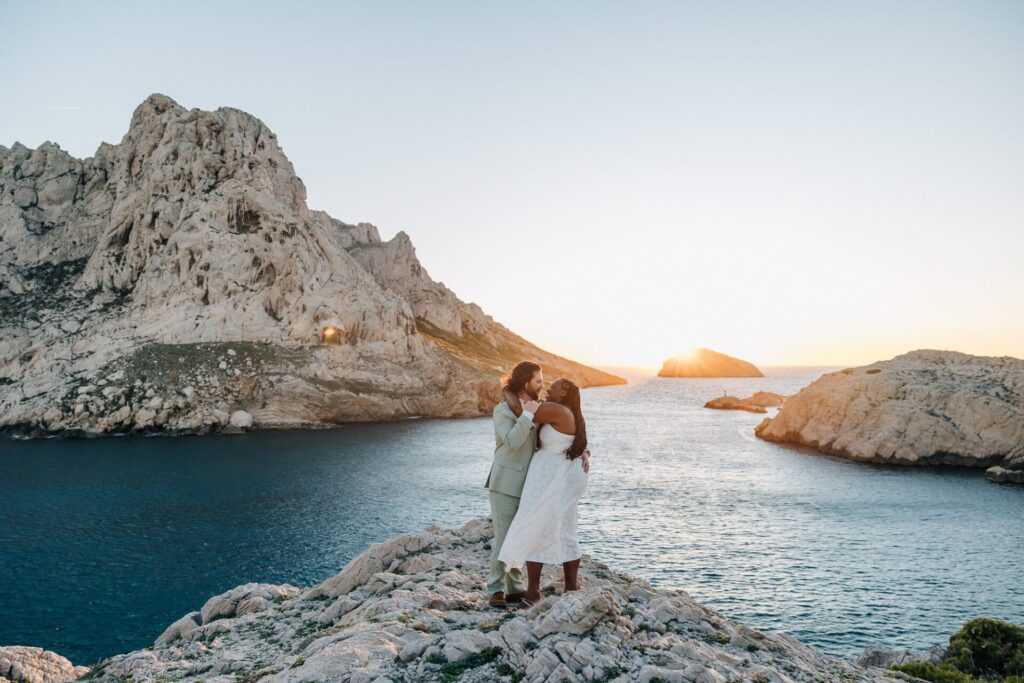 Couple amoureux dans les rochers des calanques lors d’une séance photo couple à Marseille