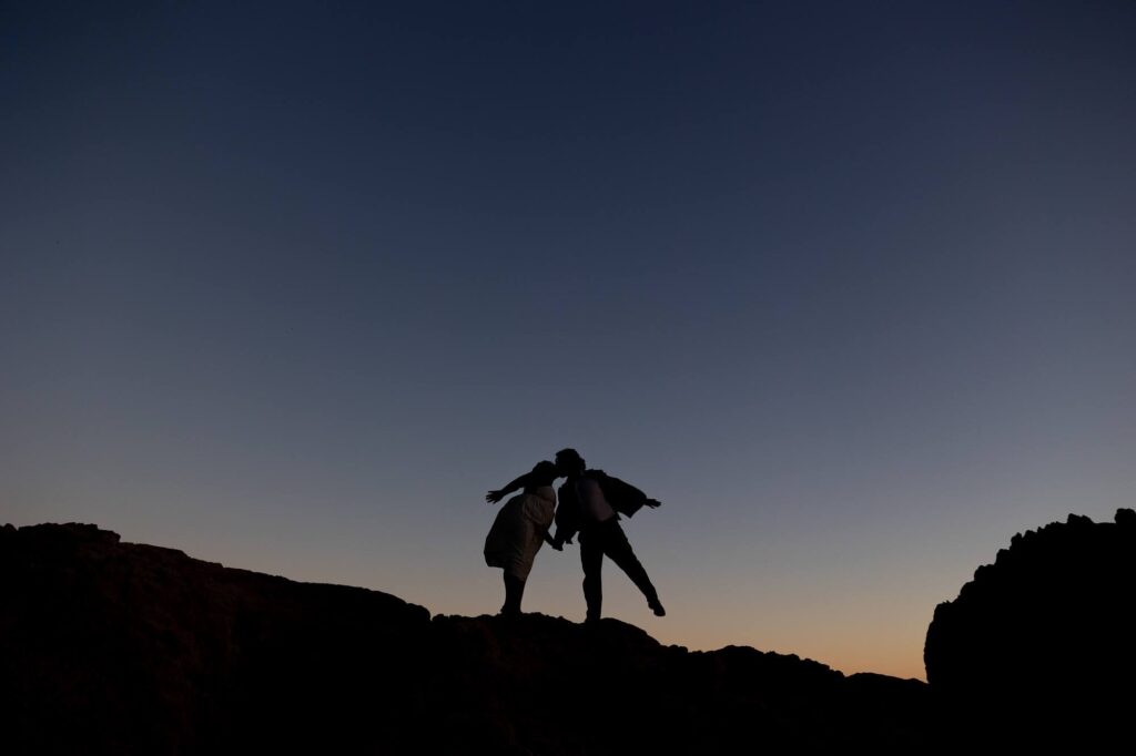 Couple silhouetté au coucher du soleil dans les collines près de Marseille