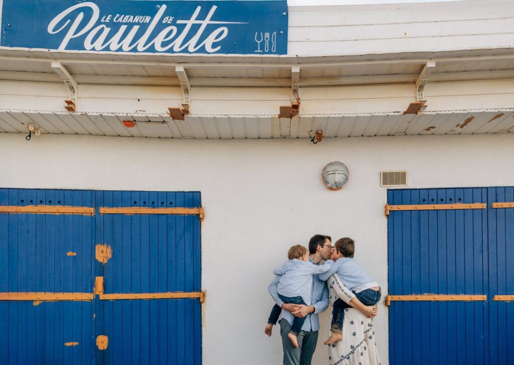 Famille devant une façade colorée à Marseille lors d’une séance photo famille à la plage des Phocéens