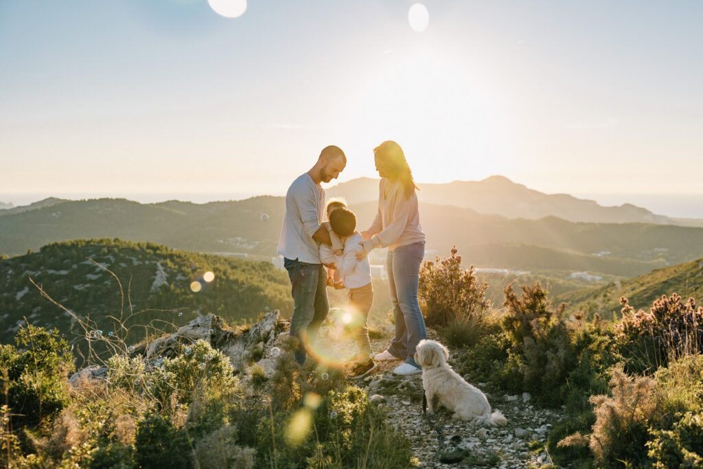 Famille réunie au coucher du soleil en pleine nature lors d’une séance photo à Marseille