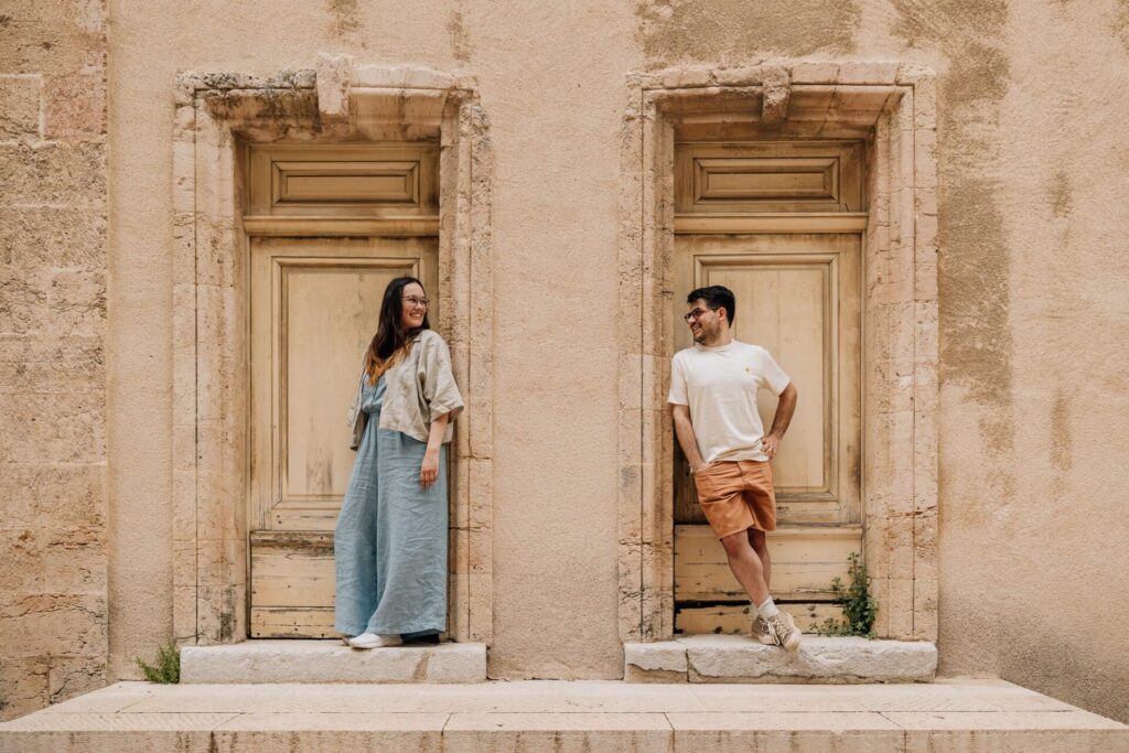 Couple devant une façade à Marseille pendant une séance photo couple au Panier