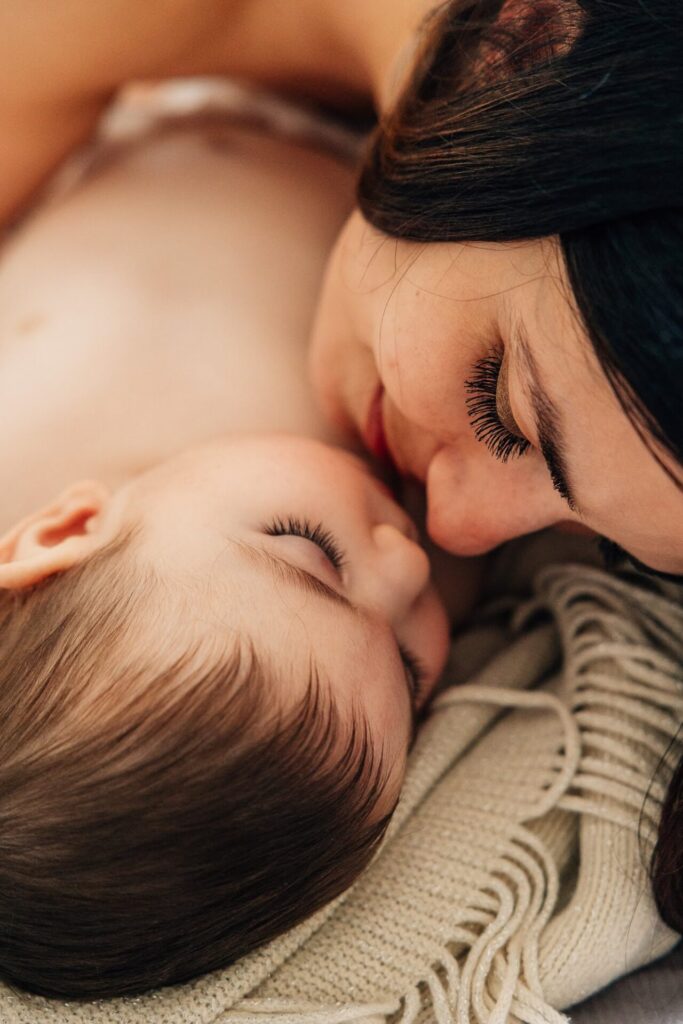 portrait serré d'une maman et de sa fille lors d'une séance bébé à domicile à Marseille