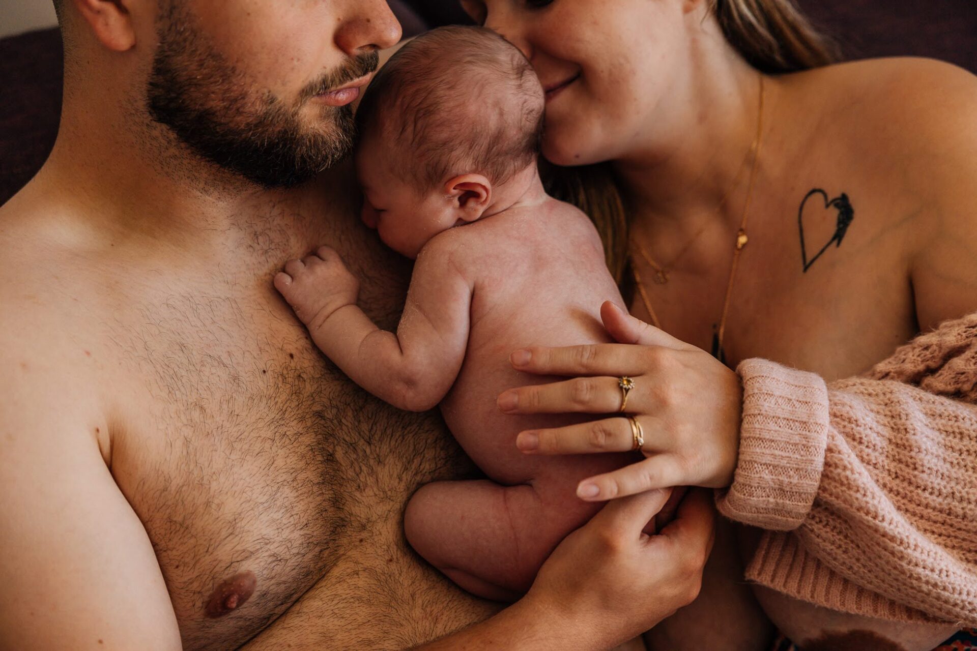 Parents en peau à peau avec leur nouveau-né lors d’une séance photo bébé à domicile à Marseille