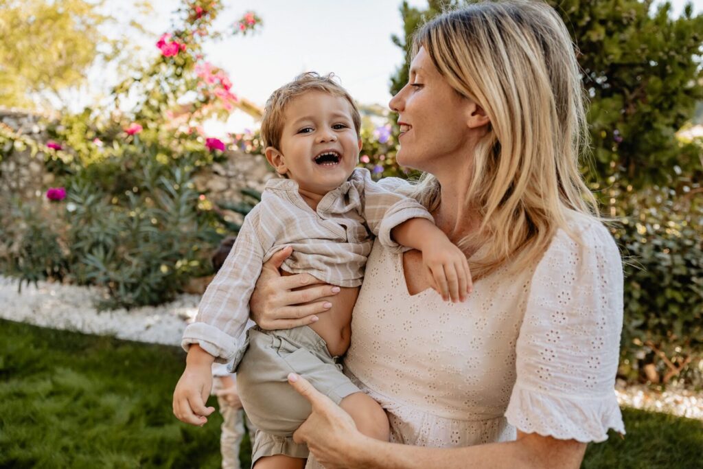 Mère et enfant dans un jardin au Roucas-Blanc à Marseille, pendant une séance photo famille.