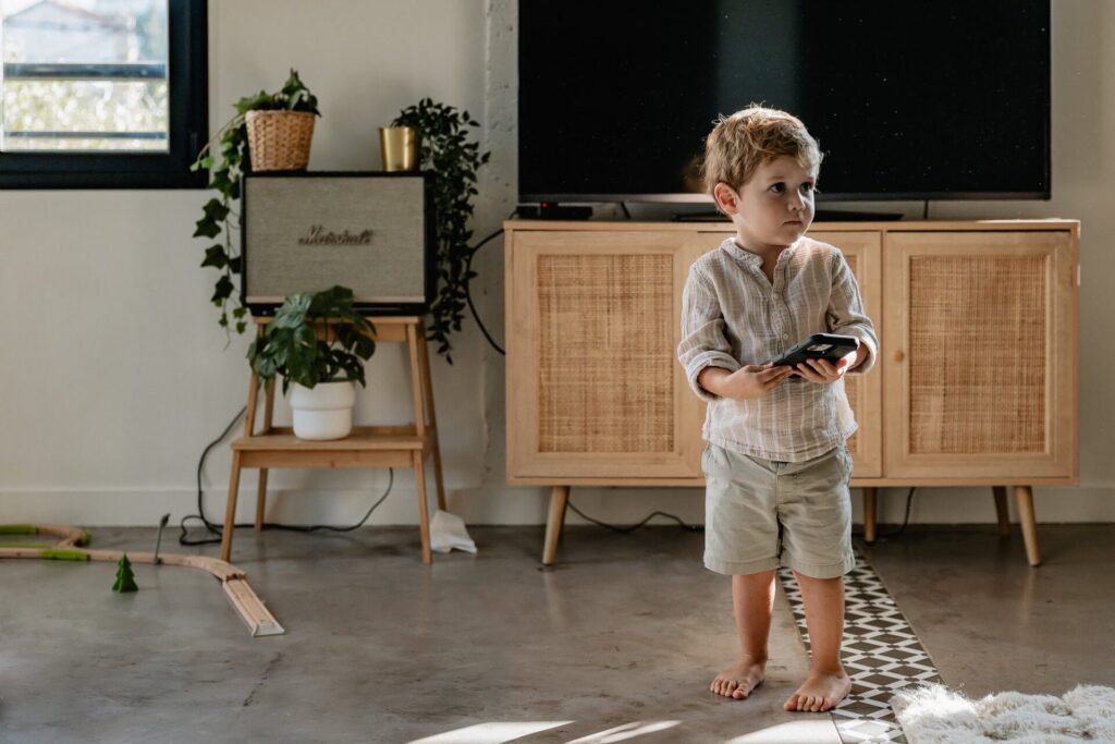 enfant dans un salon lumineux à domicile séance photo famille aix en provence