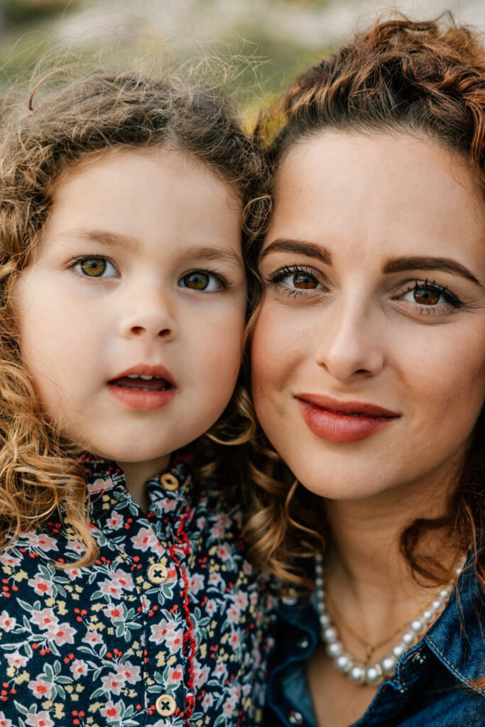portrait serré d'une maman et de sa fille lors d'une séance famille à Marseille