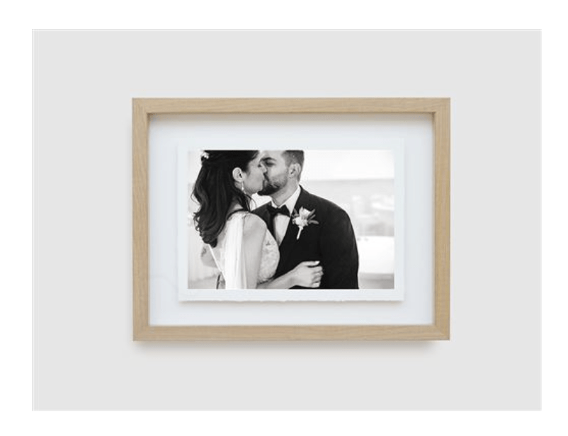 tirage photo encadré d’un couple accroché au mur