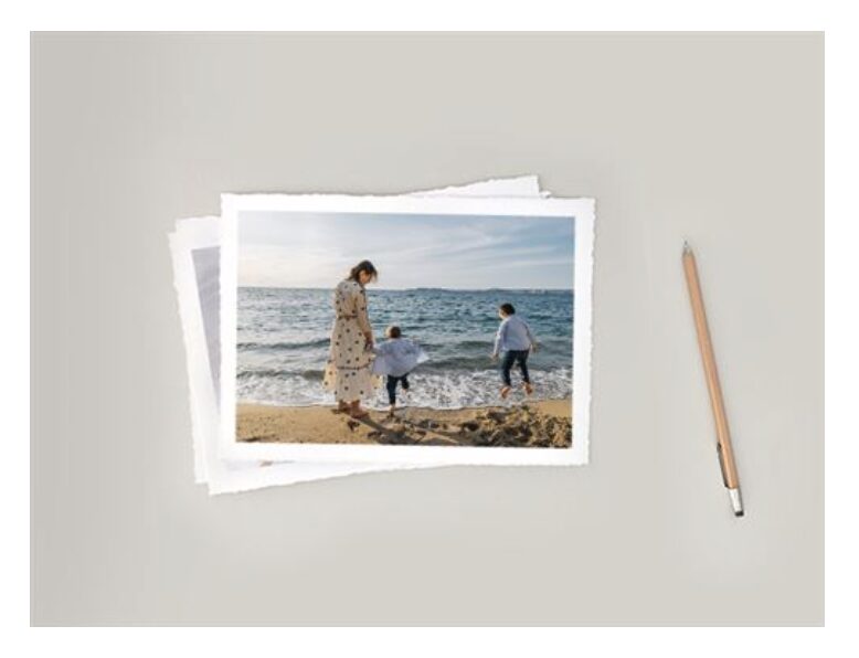 tirages photo imprimés sur papier posés sur une table