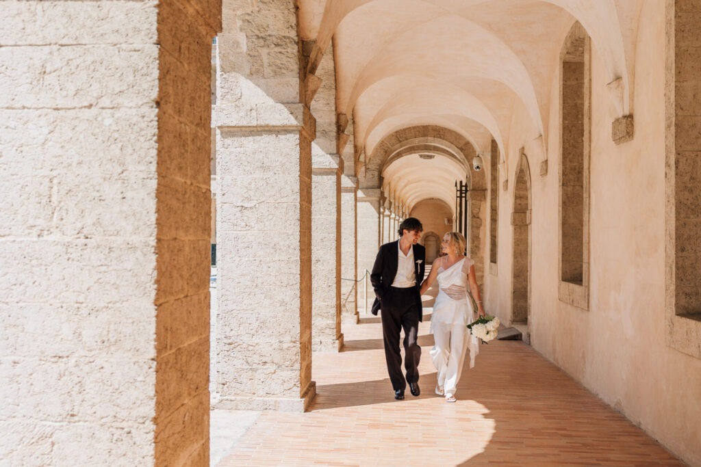 deux jeunes mariés font une séance couple/engagement avant leur mariage à la Vielle Charité dans le Panier à Marseille