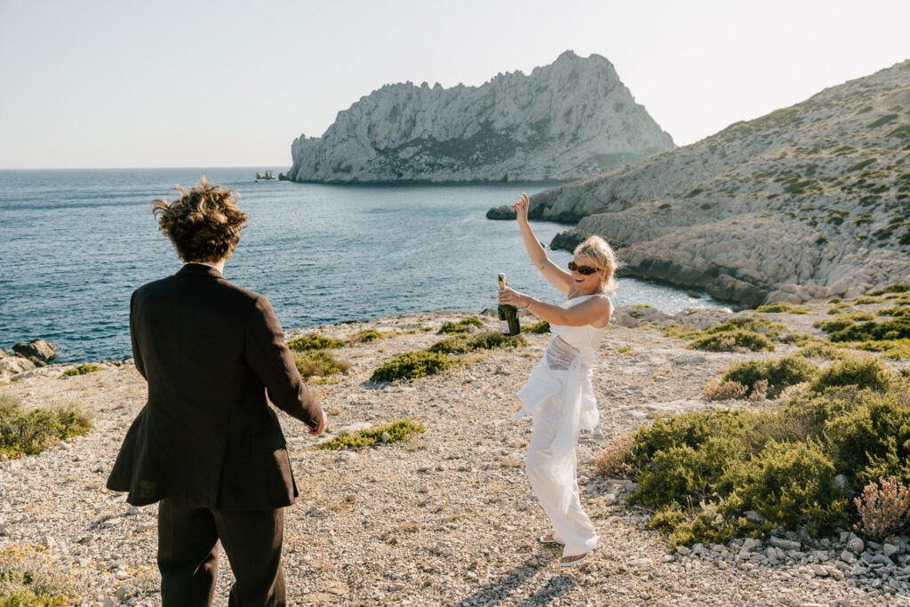 Mariage intime dans les calanques de Marseille aux Goudes avec vue sur la mer