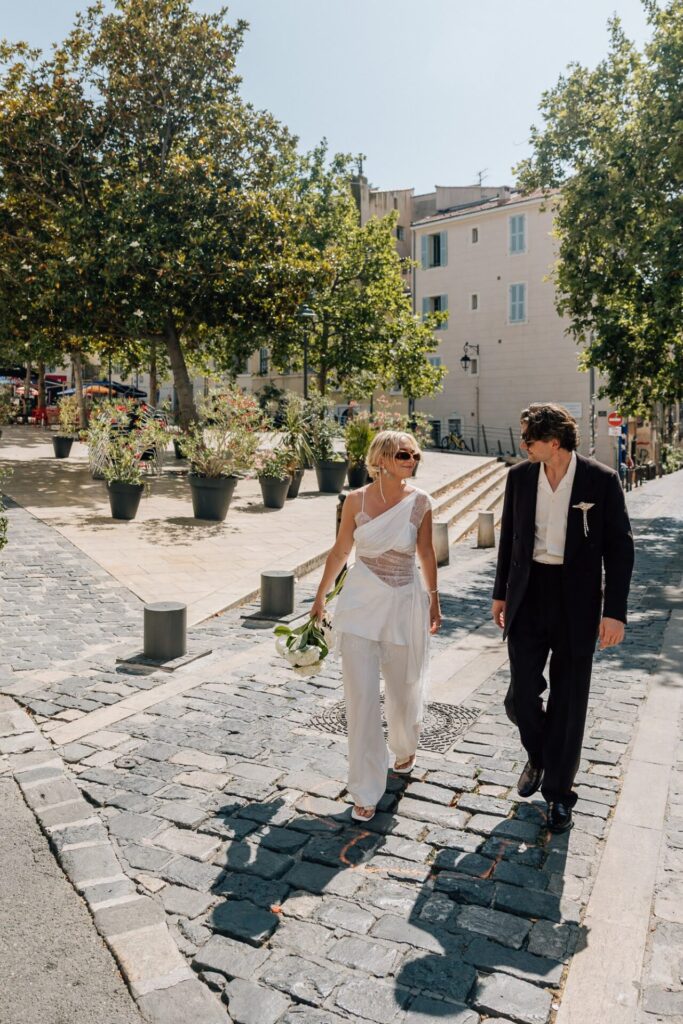 Couple marchant dans les ruelles pavées du Panier à Marseille