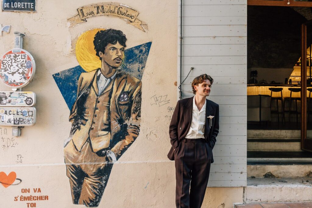 Marié devant un street art dans les rues du Panier à Marseille