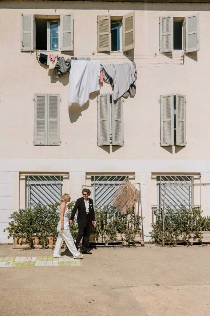 Photographe mariage à Marseille – couple devant façade du Panier lors d'une séance engagement