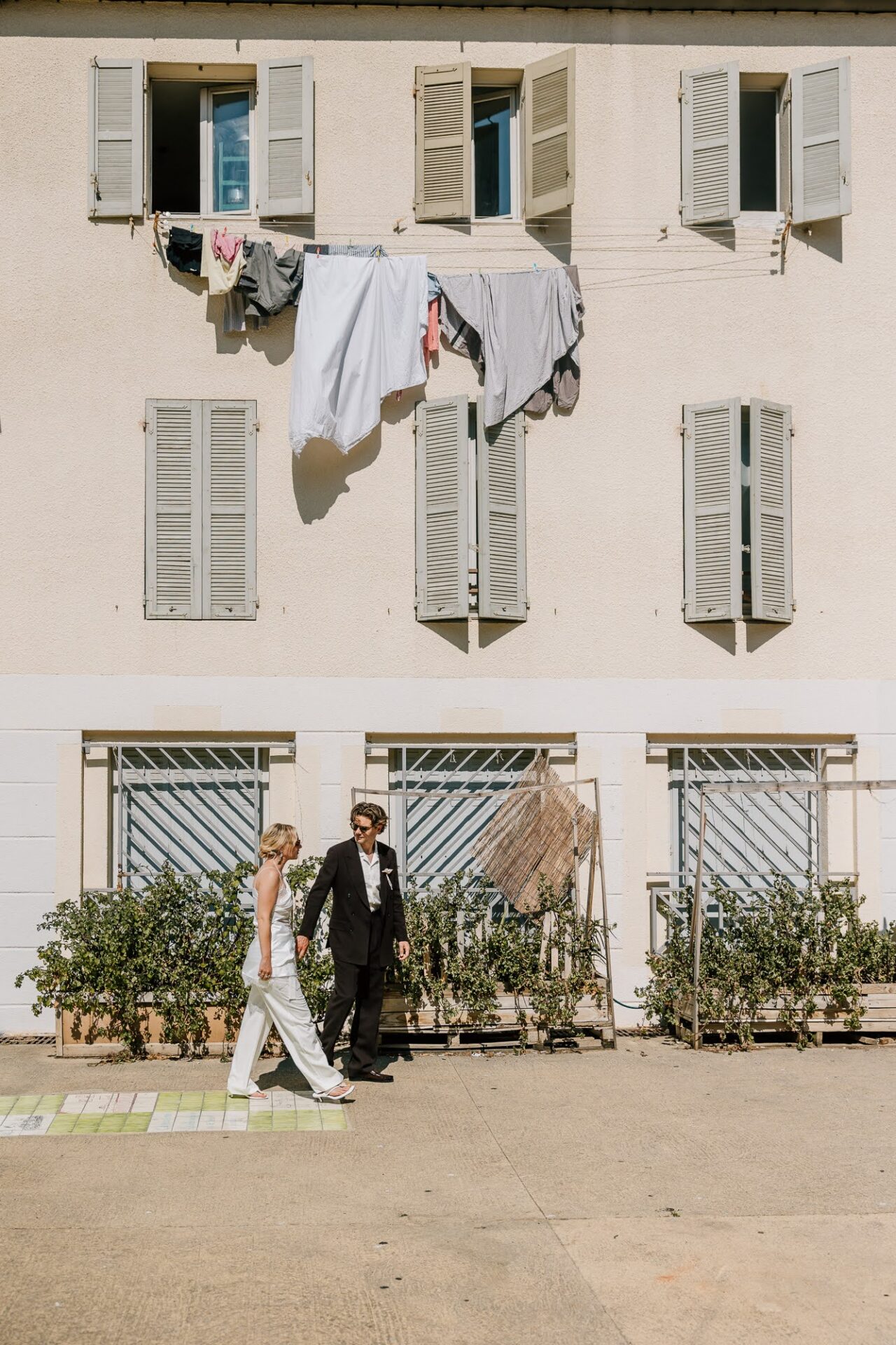 Photographe mariage à Marseille – couple devant façade du Panier lors d'une séance engagement