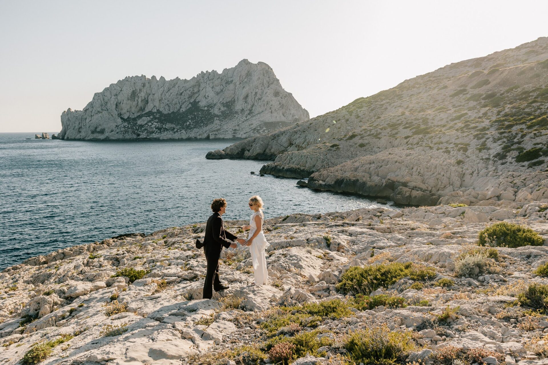 Mariage intime aux Goudes à Marseille – couple face aux calanques