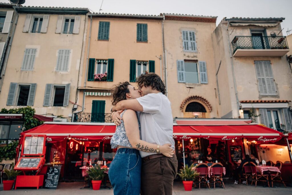 Séance photo couple à Cassis devant un restaurant typique du port 
