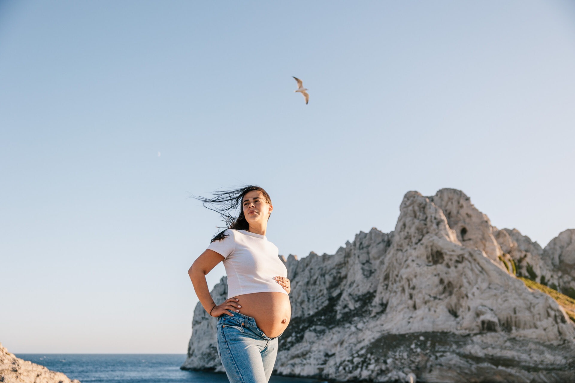 seance photo grossesse bord de mer marseille dans les calanques