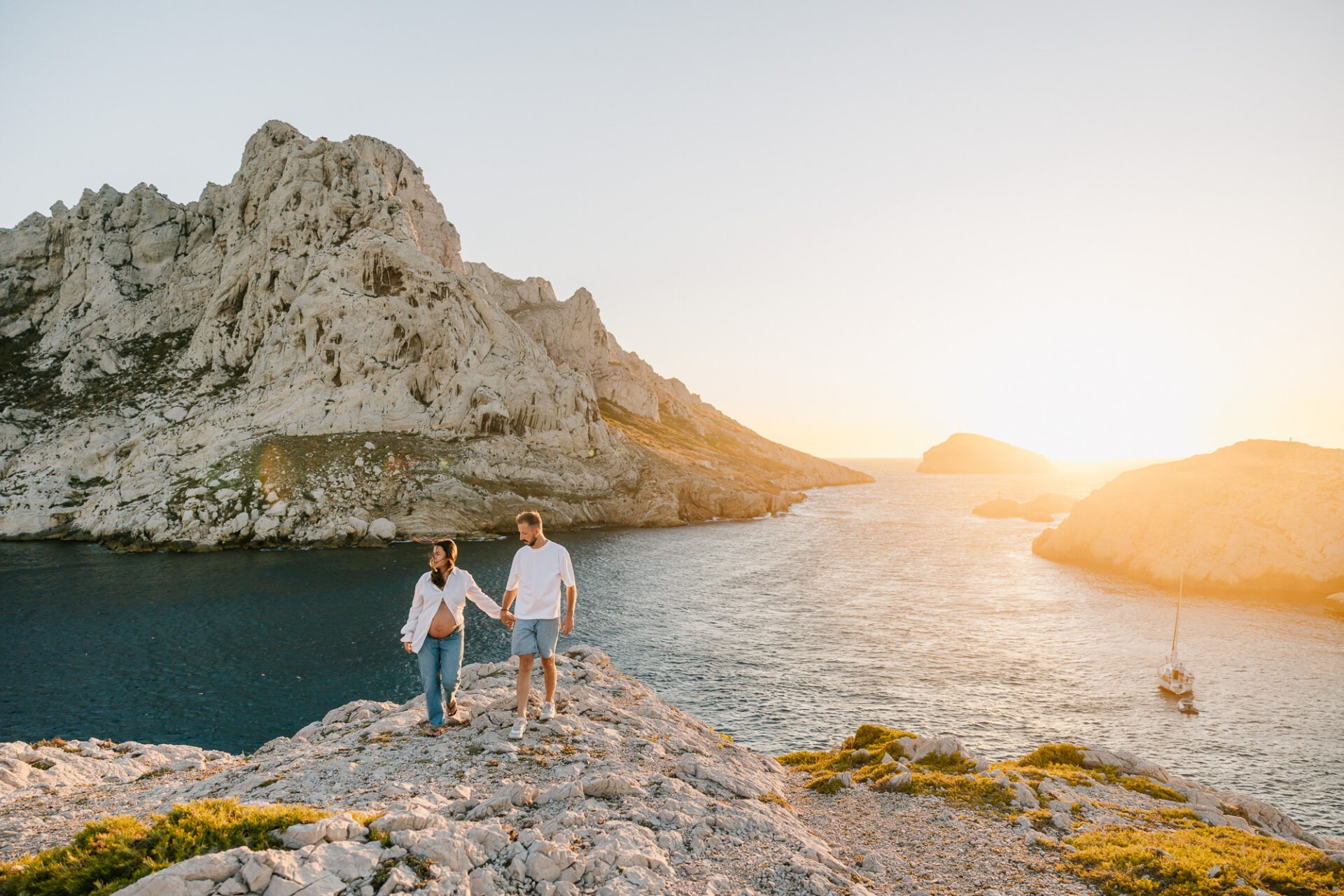 couple sur les roches des Goudes pendant une séance photo grossesse dans les calanques de Marseille