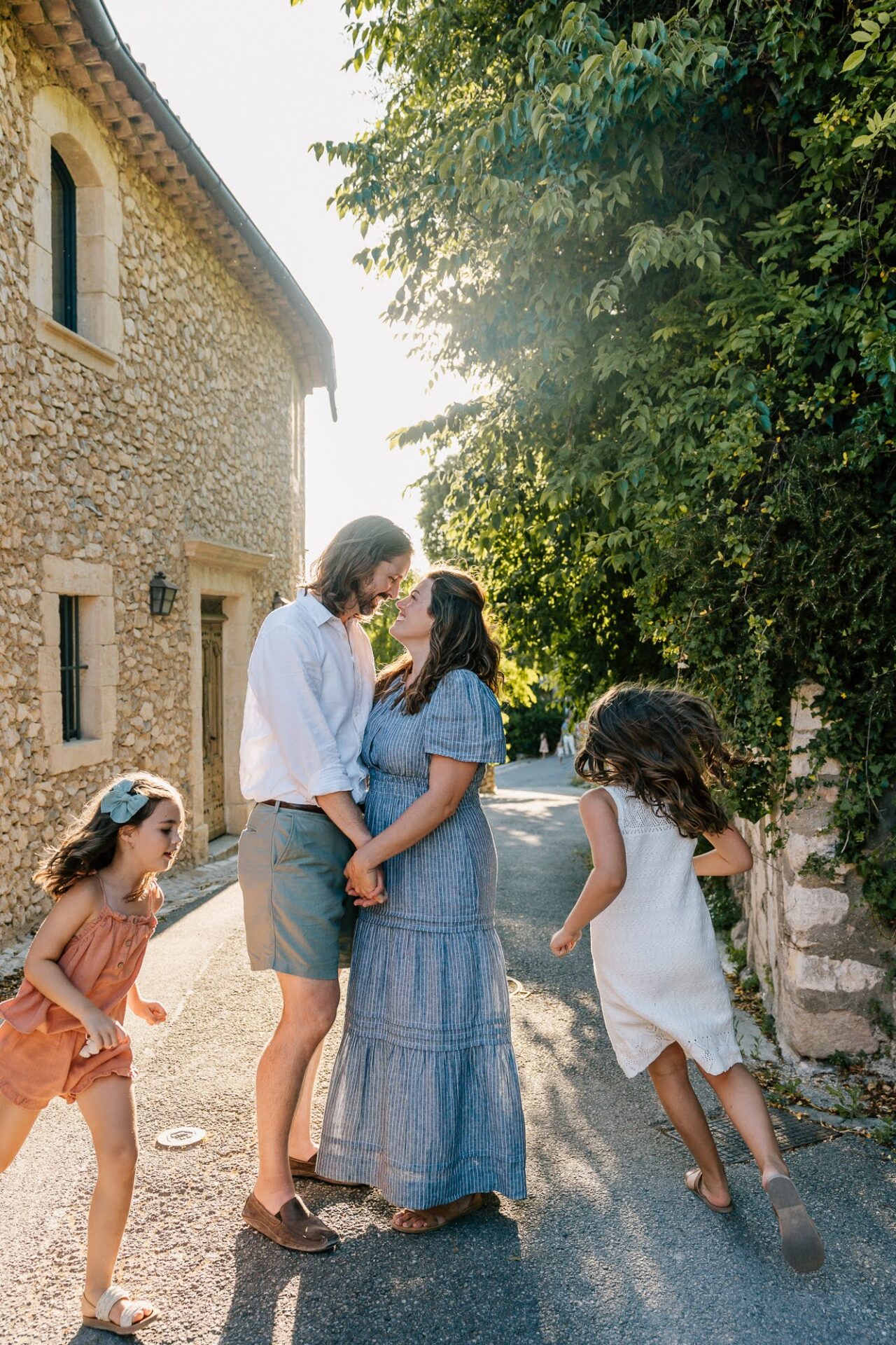 Séance photo famille en Provence, maison en pierre et lumière du sud