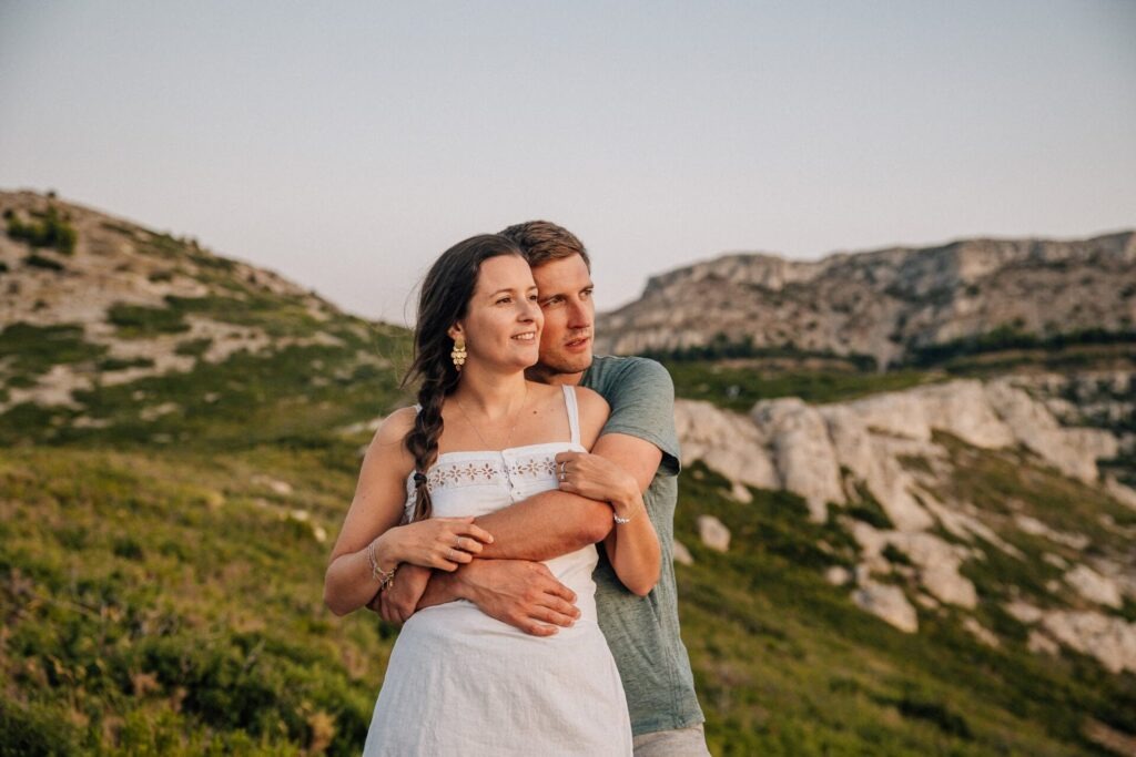 séance photo couple dans la garrigue sur les hauteurs de Marseille