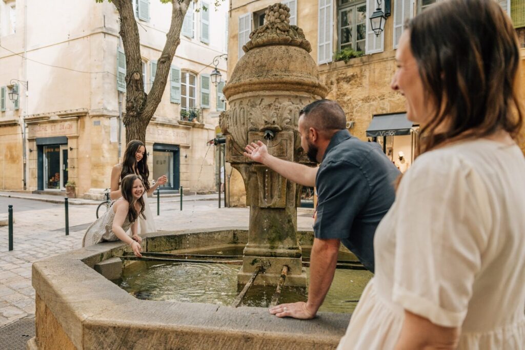 famille autour d’une fontaine à aix en provence moment de vie extérieur lumière naturelle